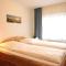 Freundliches 2-Zimmer-Appartement mit Kieferneinrichtung und einem Balkon.