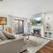 Elegant Hollywood Retreat - Spacious 2BR 2BA Condo with Resort-Style Amenities - 洛杉矶