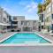 Elegant Hollywood Retreat - Spacious 2BR 2BA Condo with Resort-Style Amenities - 洛杉矶
