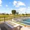 Fairway Gem by VARE PoolSpaPutting Green - إنديو