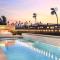 Fairway Gem by VARE PoolSpaPutting Green - إنديو