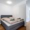 Modernes Studio mit sonniger Dachterrasse