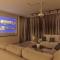 Golf View Home by StayJade, 4BHK, Projector - 霍苏尔