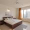 Golf View Home by StayJade, 4BHK, Projector - 霍苏尔