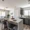 Private 3BR - 2BA Home - Patio and Pool - أفونديل