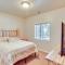 Mountain Views and Deck Spacious Eureka Getaway! - Eureka