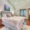 Upscale Earl Young Charlevoix Cottage with Deck! - Шарлевой