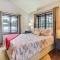 Upscale Earl Young Charlevoix Cottage with Deck! - Шарлевой