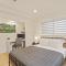 Spacious Modern Retreat w Game Room and Yard - لينوود