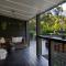 Bainbridge House-beautiful home in native bush