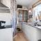Bright Holiday Home Close To The Sea