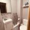 Spacious 5 Bedroom Home in Central Kidderminster with Private Parking and Electric Vehicle Facilities, Easy Access to Birmingham and Nearby Towns - 基德明斯特