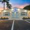 The Shark Tank Cocoa Beach - Downtown Cocoa Beach's Only 8BR, Sleeps 20 - 4 Units & Walk to Beach, Shops, Restaurants - Cocoa Beach