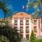 Les Pyrénées - le Grand Hôtel & le Château
