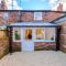 Foden's House by YourStays - 2 Bedroom Cottage in Sandbach with gorgeous dining room extension, High end finish - Sandbach