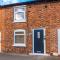 Foden's House by YourStays - 2 Bedroom Cottage in Sandbach with gorgeous dining room extension, High end finish - Sandbach