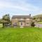 Central Malham, Sleeps 10, 2 Hot Tubs, Yoga Studio