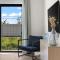 Colorful retreat near beach and pickleball courts - Neapol