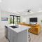 Colorful retreat near beach and pickleball courts - Neapol
