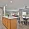 Spacious 2RM-2BA Condo in the Heart of the Town, Summer Pool, Shuttle Route - 基灵顿