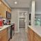 Spacious 2RM-2BA Condo in the Heart of the Town, Summer Pool, Shuttle Route - 基灵顿