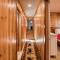 Wanderlust Retreat by Tahoe Getaways - 4BR Pet-Friendly w Fenced Yard, Walking Distance to Lake! - 塔霍城