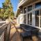 Wanderlust Retreat by Tahoe Getaways - 4BR Pet-Friendly w Fenced Yard, Walking Distance to Lake! - 塔霍城
