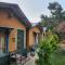 Monkey Mud House and Camps, Bir