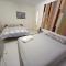 Chez Jean-Claude Chambre 4 personnes Un lit et un divan lit