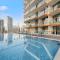 Stunning Waterfront Burj Views with Pool & Gym, Sleeps 6 - 迪拜