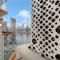 Stunning Waterfront Burj Views with Pool & Gym, Sleeps 6 - 迪拜