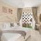 Stunning Waterfront Burj Views with Pool & Gym, Sleeps 6 - 迪拜