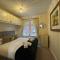 2 Bed Flat in Leatherhead With Free Parking - Leatherhead