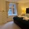 2 Bed Flat in Leatherhead With Free Parking - Leatherhead