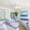 Cloud Nine, 18 Wynne Cres - heated pool, waterviews, beach