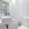 Cloud Nine, 18 Wynne Cres - heated pool, waterviews, beach