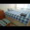 Double with shared bathroom sleeps 1-2 located 5 minutes from Heathrow dsbyr