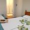 Comfortable Family room with Tv, Free Fast Wifi, Sleeps 3