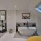 Luxury House with Parking in London - 泰丁敦