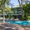 Sublime Palm Cove 2BR Beachfront Apt - Lagoon Pool