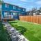 NEW! 3BR Family w Yard - Sleeps 8, FREE Banff Pass, Wine, Netflix & Parking! LARGE GROUP OPTION, ASK US! - Calgary