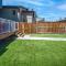 NEW! 3BR Family w Yard - Sleeps 8, FREE Banff Pass, Wine, Netflix & Parking! LARGE GROUP OPTION, ASK US! - Calgary