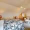 Sanderling Sea Cottages, Unit 1 with Deck!