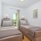 Apartment Njivice 5295b