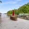 4bd Waterfront House in Lake Lanier with HotTub, FirePit, Wifi, Ping Pong and 2 Kaya - Gainesville