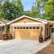 4bd Waterfront House in Lake Lanier with HotTub, FirePit, Wifi, Ping Pong and 2 Kaya - Gainesville