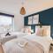 Charming Apartment near the High Street with Private Balcony, Free Parking, Self Check-In, Fast WiFi and Smart TV by Yoko Property - Milton Keynes