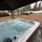 Beautiful 3 story villa with room for 17 people - outdoor POOL and indoor SAUNA - Spokane