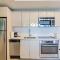 2 Bed 2 Bath at Beachwalk with Luxury Pool and Gym - شاطئ هالانديل
