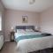 Spacious 4 BR home in Bedford, Sleeps 7, Parking - 贝德福德